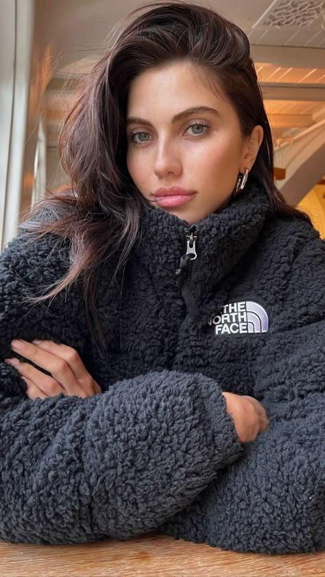 Outfit Maroon, Black Teddy Jacket, Cold Winter Outfit, Cabin Outfit, Layers Outfit, Winter Layering Outfits, Olivia Culpo Style, Fluffy Sweaters, Wool Clothes