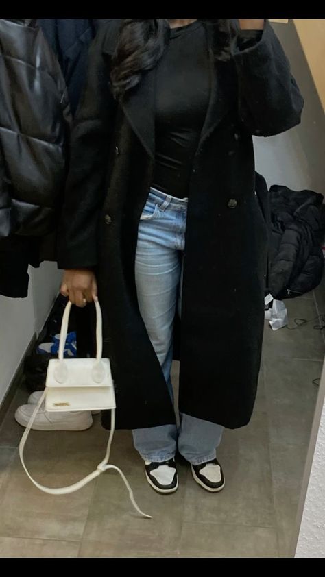 Winter Aesthetic Girl Outfits Black, Black College Outfits, Wool Coat Outfits For Women, Black Cardigan Outfit Black Women, Black Girls Outfit Ideas Winter, Outfit Manteau Noir, Fall Outfits Black Women 2024, Winter Outfit Going Out, School Winter Fits