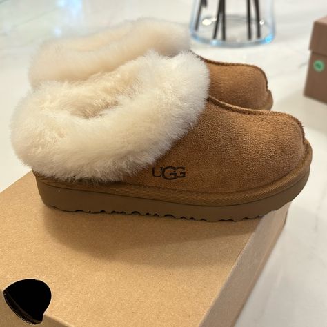 Brand New Chestnut M Moraene Kids Uggs With Box Size 10 Usa Ugg Slippers Kids, Uggs Cute, Uggs For Kids, Uggs Slides, Shoes Uggs, Uggs Slippers, Christmas Wishlist Ideas, Cute Uggs, Uggs With Bows