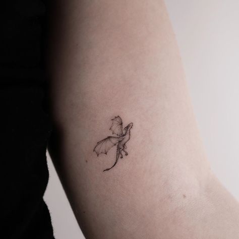 Dragon Tattoo Minimal, Dragon Tattoo Got, Baby Dragon Tattoos, Cute Dragon Tattoo, Small Dragon Tattoos, Bookish Tattoos, Small Dragon, Small Girly Tattoos, Dinosaur Tattoos