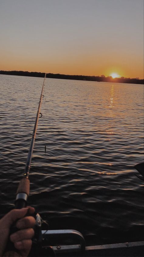 Country Living Photography, Aesthetic Fishing Wallpaper, Fishing Instagram Stories, Fishing Asthetic Picture, Fishing Date Aesthetic, Fishing Asethic, Pesca Aesthetic, Country Fishing, Fishing Aesthetic