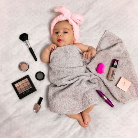 Monthly Baby Photos Girly, 1 Month Old Baby Photoshoot, 3 Months Baby Photography, Photoshoots At Home, Vom Avea Un Copil, Born Baby Photos, Baby Photo Ideas, Photo Bb, Baby Photoshoot Ideas