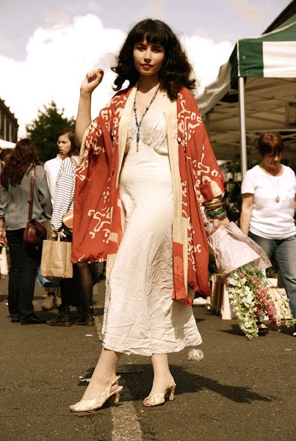 Not a big fan of underwear as outerwear with the slip, but that kimono is KILLING. IT. I'm going to start wearing mine over (more substantial) outerwear Bright Young Twins Looks Hippie, Quoi Porter, School Looks, Moda Vintage, Mode Vintage, Seville, 70s Fashion, Aesthetic Clothes, Pretty Outfits