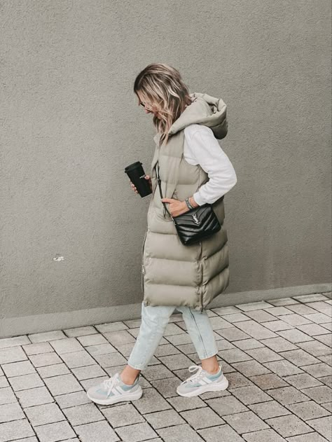 Outfit Chaleco Largo, Long Sleeveless Vest Outfits, Mommy Outfits, Beige Outfit, Mode Casual, Over 50 Womens Fashion, Layering Outfits, Casual Chic Outfit, Casual Winter Outfits