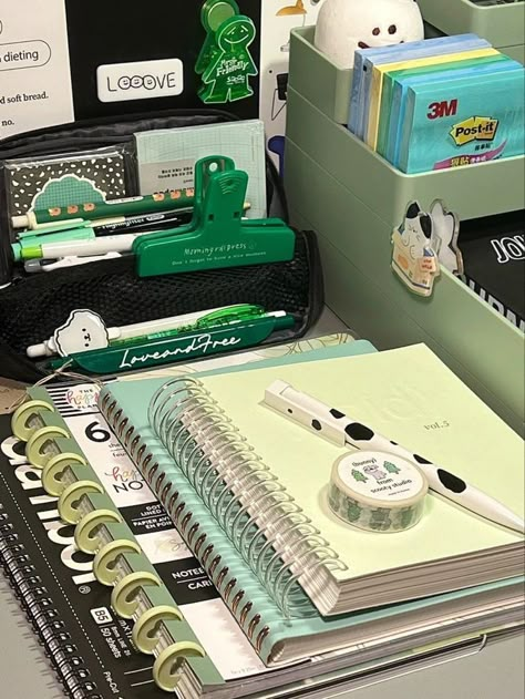 Green Aesthetic Stationary, Green Stationary Aesthetic, Green School Aesthetic, Green Study, Studying Stationary, Pretty School Supplies, Stationery Obsession, Study Desk Decor, Cute Stationary School Supplies