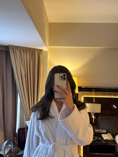 Hotel Mirror Selfie Aesthetic, Girl Hotel Night, Solo Hotel Staycation, Staycation Photo Ideas, Inside Jacuzzi, Hotel Aesthetic Girl, Luxury Resort Aesthetic, Hotel Mirror Pics