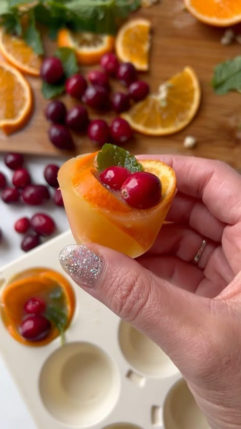 Neha Gandesha 🧸 (Snack Queen) | Orange & cranberry Mimosas 🥂 I don’t know about you but I love a mimosa and here’s a cheeky one! A perfect beverage for the festive... | Instagram Cranberry Orange Mimosa Recipe, Mimosa Orange Juice Cubes, Freezing Orange Juice, Frozen Orange Juice Mimosa, Orange Cranberry Ice Cube Mimosas, Orange Cranberry Mimosa, Ice Cube Mimosa, Cranberry Mimosa Ice Cubes, Orange Juice Ice Cubes