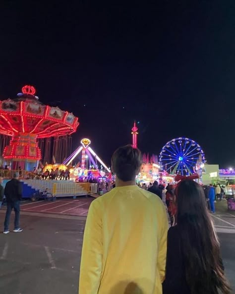 Couples At Fair Carnivals, Fair Couple Pics, Carnival Date Aesthetic Couple, Couple Amusement Park Pictures, Carnival Date Aesthetic, Carnival Couple Pictures, Fair Date Aesthetic, Couple Fair Pictures, Fair Date