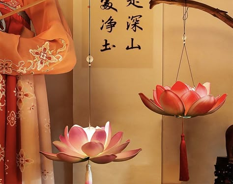 Hanging Chinese Lanterns, Chinese Lanterns Bedroom, Chinese Bedroom Traditional, Traditional Chinese Decor, Chinese Lanterns Diy, Paper Lantern Making, Asian Lanterns, Lotus Lantern, Lotus Wedding