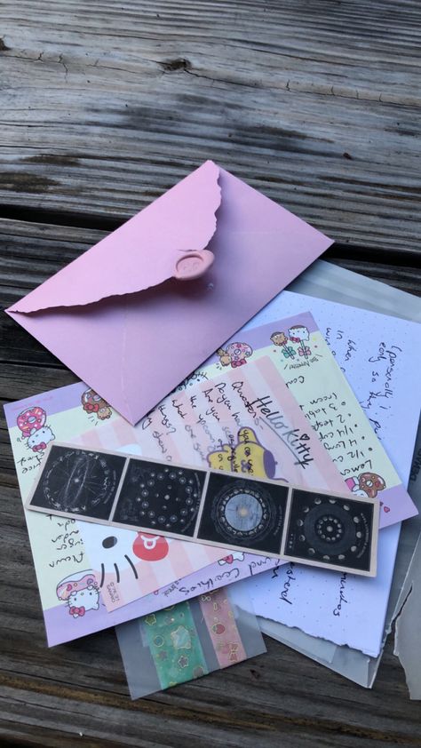 pretty letter <333 Cute Pen Pal Letter Ideas, Penpal Letters Ideas Envelopes, Aesthetic Penpal Letter Ideas, Penpal Letters, Pen Pal Letters Aesthetic Envelope, Cute Letters To Friends Writing Pen Pals, Things To Add In Penpal Letter, Book Art Projects, Cute Boyfriend Gifts