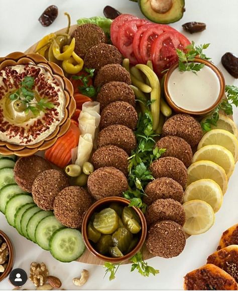 Arabic Finger Food, Iftar Platter, Catering Food Displays, Syrian Food, Iftar Recipes, Party Food Buffet, Delicacy Food, Moroccan Food, Food Displays