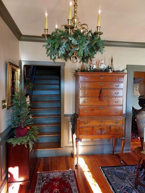 Colonial Williamsburg Decor, Room Full Of Books, Design Small Apartment, Bookshelf Designs, Corner Shelf Design, Corner Shelving, Colonial Home Decor, New England Colonial, Shelves Corner