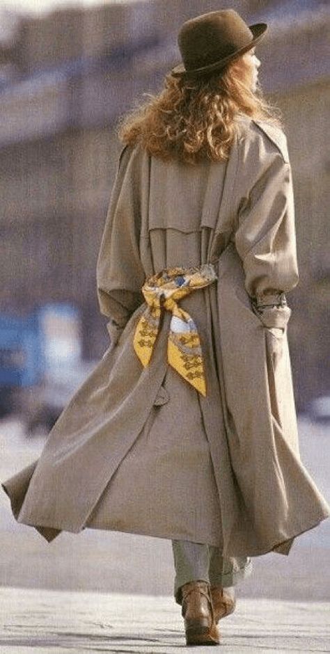 Trenchcoat Outfit, Australian Winter Fashion, Scarf Styling, Look Adidas, Silk Scarf Style, Coat Street Style, Skandinavian Fashion, Ways To Wear A Scarf, Scarf Outfit