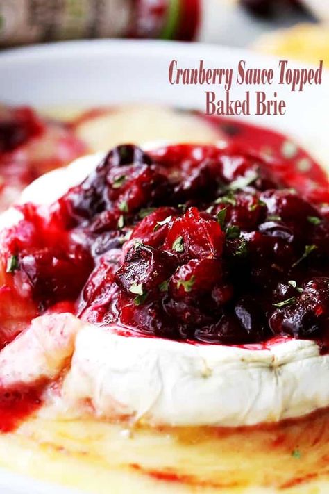 Brie Toppings, Baked Brie Cranberry, Cranberry Appetizer, Brie Cheese Recipes, Baked Brie Appetizer, Brie Cranberry, Baked Brie Recipes, Cranberry Baking, Brie Appetizer