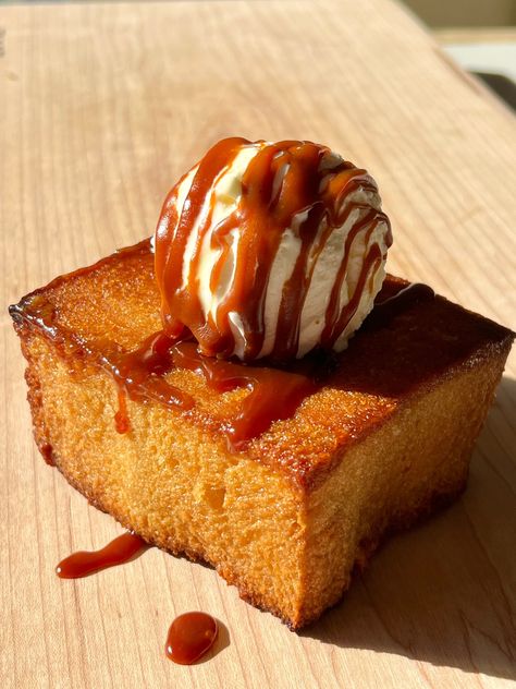 Honey Butter Toast - from the famous London bakery with ice cream and salted caramel sauce! London Bakery, Japanese Bakery, Honey Ice Cream, Butter Toast, Honey Toast, Butter Bread, Cookie Snack, Creamed Honey, Salted Caramel Sauce