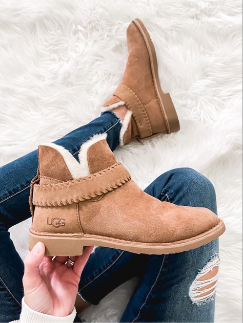 Ugg Mckay, Ugg Booties, Winter Shoes For Women, Crazy Shoes, Shoe Obsession, Hard Time, Winter Shoes, Model Photos, Short Boots