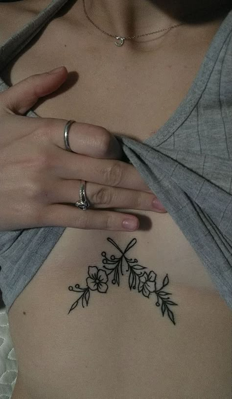 Womens Simple Chest Tattoo, Delicate Sternum Tattoo Women, Tattoo Sternum Women, Woman Sternum Tattoo, Cute Sternum Tattoo Women, Plus Size Sternum Tattoo, Sternum Tattoo Women Flowers, Vibey Tattoos, Floral Sternum Tattoo Women