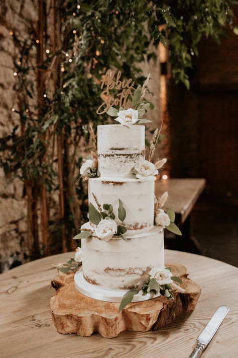 Barn Wedding Cakes, Cripps Barn Wedding, Semi Naked Cake, Boho Wedding Cake, Western Themed Wedding, Birthday Cake Decorating Ideas, Forest Theme Wedding, Dream Wedding Cake, Emotional Wedding