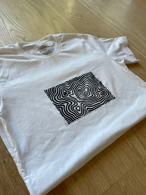 Lino T Shirt Print, Linocut Tee Shirt, Painted Graphic Tees, Screen Printed Tshirt, Diy Tshirt Painting Ideas Graphic Tees, Block Print Tshirts, Painted Shirt Designs, Screen Printed T Shirt, Block Printing Clothes