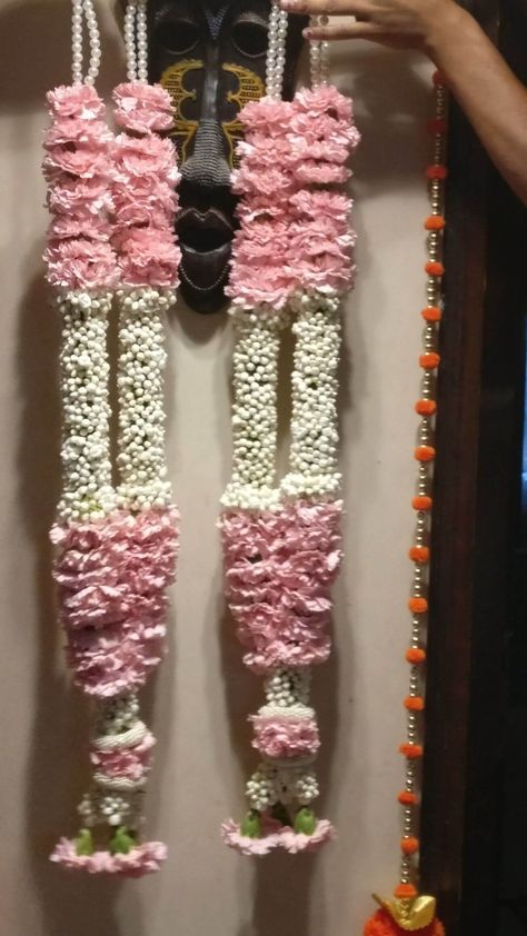 Wedding Flower Warmala, Indian Wedding Flowers Haar, Wedding Flower Haar Mala, Jai Mala Designs Indian Weddings, Puladandalu For Marriage, Flower Varmala For Wedding, Marriage Flower Mala Design, Flower Haar Mala For Wedding, Varmala Indian Weddings Garlands