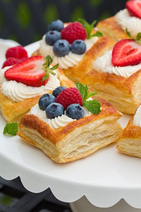 Puff Pastry Fruit, Summer Baked Goods, Pastry Fruit, Dolci Finger Food, Cream Cheese Breakfast, Cream Filling Recipe, Fruit Pastry, Ricotta Cream, Fruit Pizza Sugar Cookie