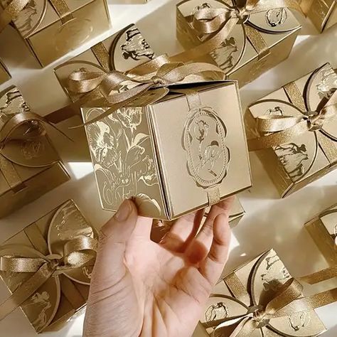 Gifts For Guests Wedding, Gold Favor Boxes, Candy Favor Boxes, Champagne Wedding Colors, Gold Wedding Favors, Wedding Favor Box, Wedding Candy Boxes, Elegant Wedding Favors, Charming Wedding