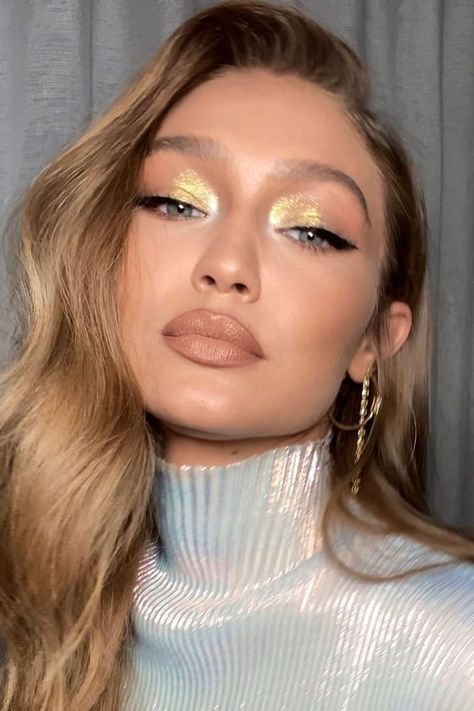 Celebrity Makeup Looks to Try This Fall 2019 - Popsugar Bright Makeup, Gold Makeup, Long Blonde, Blonde Hair, Makeup Looks, A Woman, Blonde, Makeup, Hair