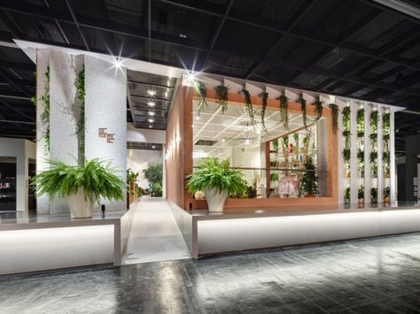 Das Haus - Interiors on Stage - News - Frameweb Green Interior Decor, Green House Exterior, Fair Stand, Booth Exhibition, Trade Show Booths, Modernist House, Exhibition Ideas, Carlo Scarpa, Exhibition Stand Design