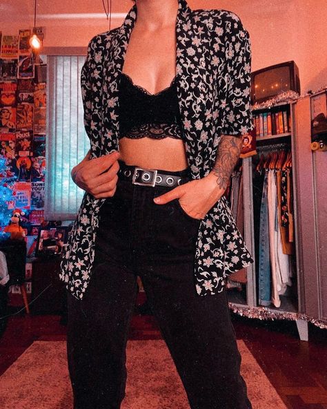 Queer Concert Outfit, Queer Party Outfit, Camisa Rock, Vintage Floral Blouse, Outfits Minimalist, Airbrush App, Fashion 90s, Queer Fashion, Photo Edited