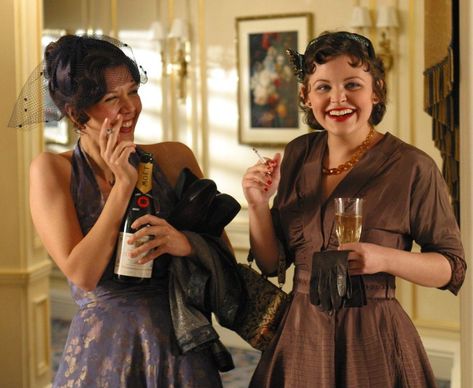 Lisa Smile, Mona Lisa Smile, Ginnifer Goodwin, Maggie Gyllenhaal, Movie Moments, Fav Movies, Julia Roberts, Film Stills, Great Movies