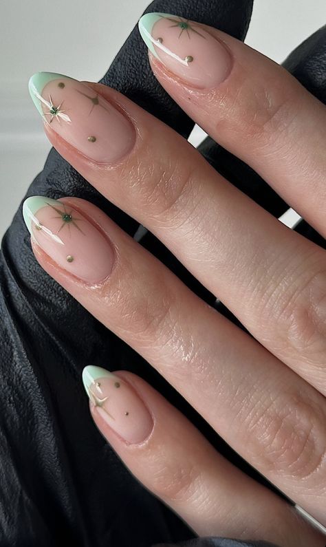 Mom Nails Designs, Bilder Gel Nail Art, Simple Nail Extensions Design, Short Almond Nails Simple Designs, Purple French Tip Nails With Design, Aesthetic Nail Designs Almond, Birthday Oval Nails, Nail Ideas Acrylic Almond Short, Almond Nails Trendy Simple