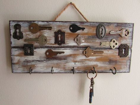 Ideas With Old Keys, Crafts With Old Keys, Ideas To Use Old Keys, Old Keys Repurpose, Diy Key Holder Ideas Creative, Key Ring Holder Wall Diy, Old Keys Crafts Diy, Picture Frame Key Holder Diy, Display Old Keys Wall Art