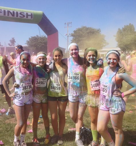 Color run! Colour Run Aesthetic, Color Fun Run, Color Run Outfit, Color Me Run, Stuco Ideas, Bubble Run, Asb Ideas, Colour Run, Photo Ideas Aesthetic