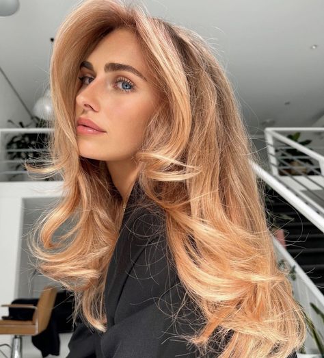 Layered Hair Around Face, Long Copper Hair, Warm Blond, Colour Hairstyles, Layers For Long Hair, Peach Hair Colors, Strawberry Blonde Hair Color, Butterfly Cut, Peach Hair