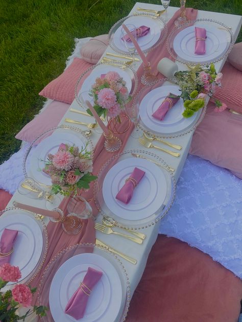 Pillow Dinner Party, Easy Picnic Set Up Ideas, Picnic Set Up Birthday, Birthday Floor Decoration, Fancy Picnic Birthday Party, 21st Birthday Picnic Ideas, Girly Picnic Ideas, Indoor Picnic Bridal Shower Ideas, Garden Picnic Ideas