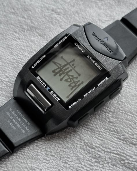 The story of Casio Wrist Camera Watch 2000 The Casio Wrist Camera, also known as the Casio WQV-10, was a pioneering product in wearable technology. Launched in 2000, it was the world's first wristwatch to integrate a digital camera. With a resolution of 120 x 120 pixels, it could store 100 black-and-white images, heralding a new era for miniaturized technology. Despite its limitations in image quality and storage capacity, the Casio Wrist Camera marked a significant milestone, demonstratin... Digital Analog Watch, Casio Digital, Camera Watch, Old Technology, Indie Jewelry, Retro Watches, Street Style Outfits Men, White Images, Black N White Images