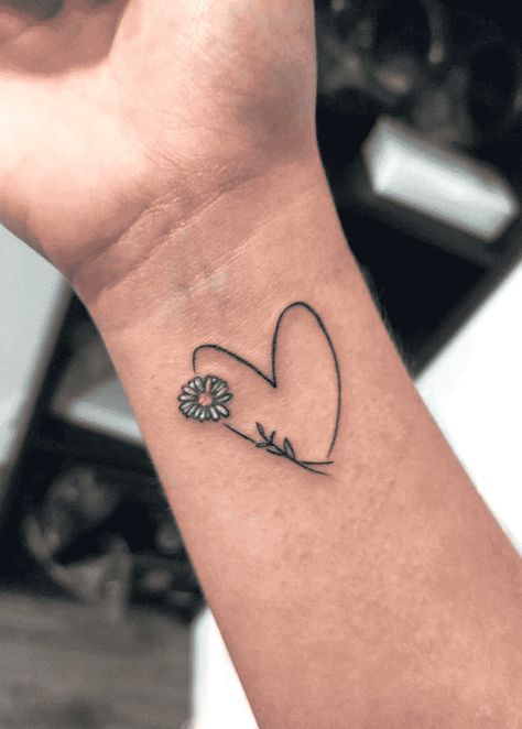 Daisy Tattoo Design Images (Daisy Ink Design Ideas) Tattoo Ideas Daisy, Flower Heart Tattoo, White Daisy Tattoo, Daisy Tattoo Ideas, Tattoo Daisy, Tattoos Pequeños, Xmas Breakfast, Daisy Chain Tattoo, Small Daisy Tattoo