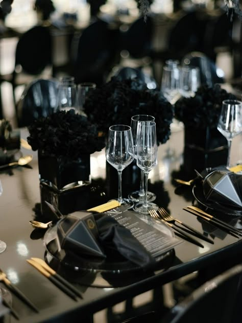 Black And White Affair Party, Black Affair Party Ideas, All Black Affair Party, All Black Affair Party Ideas, Black Tie Birthday Party, Mafia Wedding, All Black Affair, All Black Party, Black Party Decorations