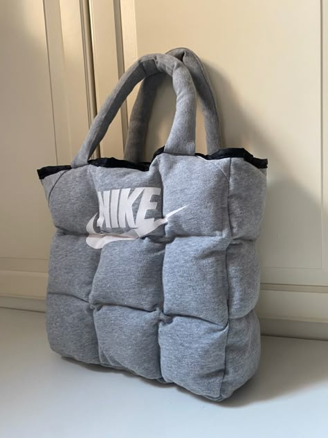 Reworked grey nike puffer bag Nike Sewing, Reworked Bag, Nike Purses, Upcycle Kids, Duffle Bag Patterns, Reworked Clothes, Puffer Bag, Nike Puffer, Upcycled Textiles