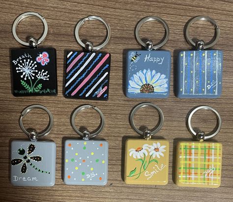 Key Chains For Boys, Keychain Painting, Harry Potter Drawings Easy, Homemade Keychains, Chain Painting, Keychain Diy Easy, Painted Magnets, Small Canvas Painting, Square Keychain