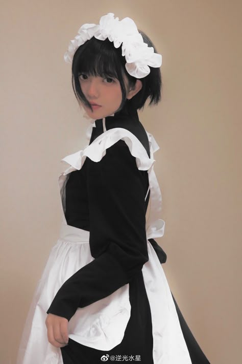 Maid Poses Reference, Maid Cosplay, Female Pose Reference, Maid Outfit, Figure Poses, Human Poses Reference, Maid Dress, Cool Poses, Female Poses