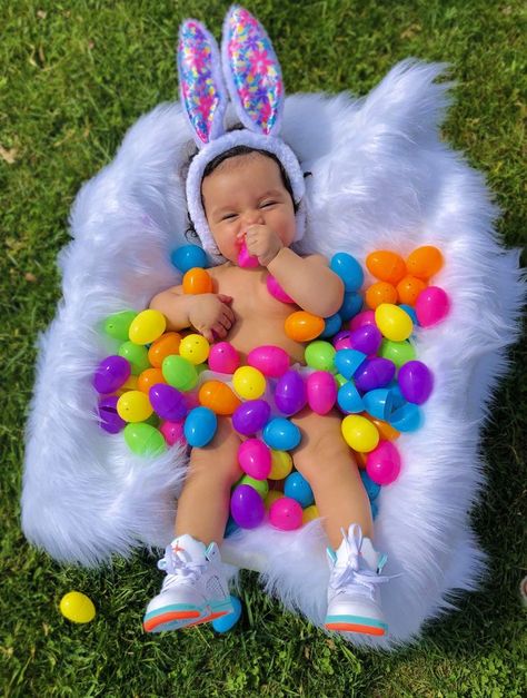 Easter Egg Pictures Photo Ideas, April Theme Baby Photoshoot, May Photoshoot Ideas Baby, Baby Easter Photoshoot Ideas, Easter Bunny Baby Photoshoot, Easter Egg Photoshoot, At Home Easter Photoshoot Baby, My First Easter Photoshoot, April Milestone Baby Picture