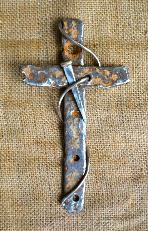 Scrap metal cross by Birmingham metal artist Catherine Partain. Love the simplicity here. Metal Crosses Ideas, Metal Crosses Welded, Wall Of Crosses Ideas, Metal Crosses, Welded Art, Scrap Recycling, Wooden Crosses, Welding Ideas, Cross Crafts