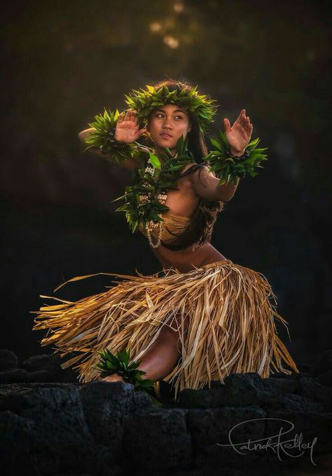 Hawaiian Girl Aesthetic, Hawaii Culture, Polynesian Women, Hula Dancing, Ori Tahiti, Hawaiian Girl, Tahitian Dance, Polynesian Dance, Hawaiian Woman