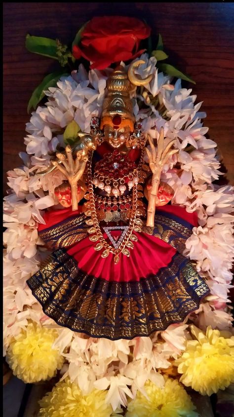 Varalakshmi Pooja Images, Devi Alankaram, Shakthi Devi, Navratri Wallpaper, Lakshmi Idol, Durga Pooja, Simple Stage Decorations, Pooja Decoration, Ganapati Decoration