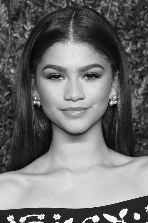 Zendaya Portrait, Halloween Costumes Celebrities, Celebrities Halloween Costumes, Celebrity Ear Piercings, Celebrities Halloween, Celebrity Airport Outfit, Portrait Celebrity, Face Proportions, Celebrity Airport Style