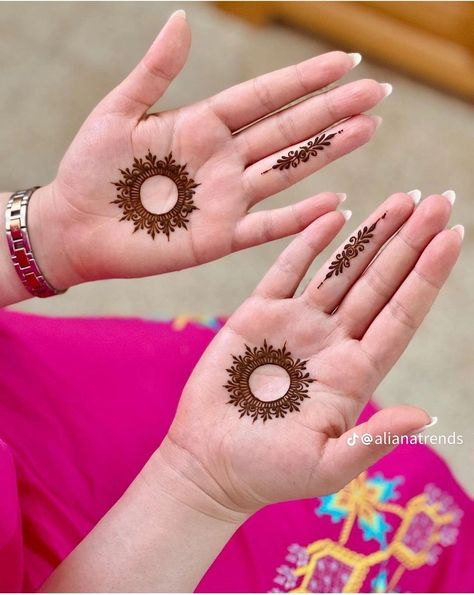 Aesthetic Small Mehndi Designs, Simple Medhini Designs, Minimalist Mehendi Designs Easy, Simple Small Mehandi Design, Mehandi Design Aesthetic, Small Mehndi Designs Palm, Minimalist Mehandi Designs, Simple Mehandi Unique, Aesthetic Minimal Mehndi