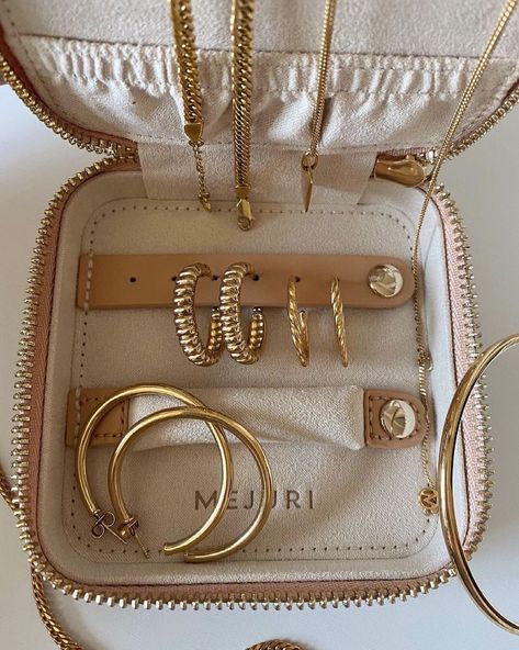 Mejuri on Instagram: “@millwilliams_ turns out you can have it all, and keep it in one case too ✨” April 27, Nail Accessories, Blouse Outfit, Rebecca Minkoff Mac, Jewelry Case, Romper Pants, Accessories Branding, Beauty Make Up, Michael Kors Jet Set