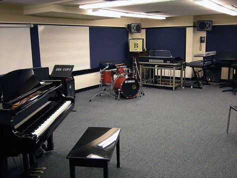 Ensemble Rooms by Berklee.edu, via Flickr School Music Room Aesthetic, Band Practice Room, Music Room School, School Music Room, Band Teacher Gifts, Choir Room, Practice Room, Band Room, High School Music