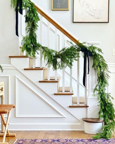 Navy velvet ribbon - simple cedar garland and long drapey velvet bows - this one in a deep “Prussian Blue”.…weethhomeco on instagram Christmas Staircase Decor, Stairs Renovation, Christmas Stairs, French Country Christmas, Christmas Staircase, Stairs Makeover, Staircase Decor, Diy Stairs, Wood Bead Garland